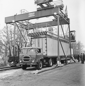 171647 Afbeelding van de ingebruikstelling van de containerkraan op het Containersteunpunt Noord-Nederland te Veendam.